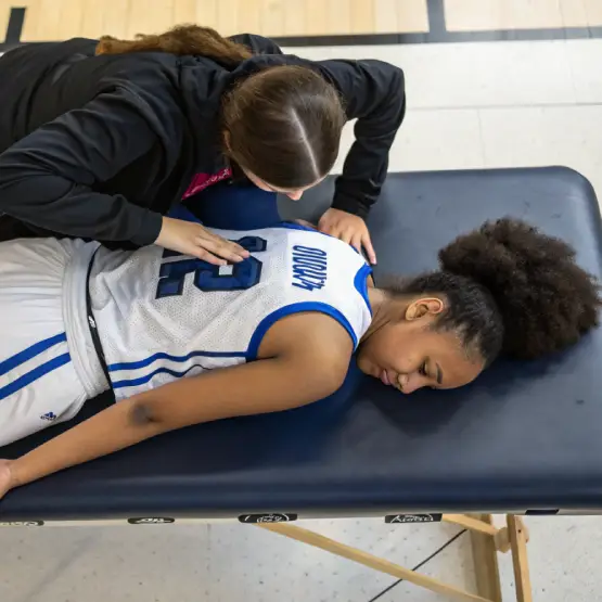 masaje a jugadora de baloncesto